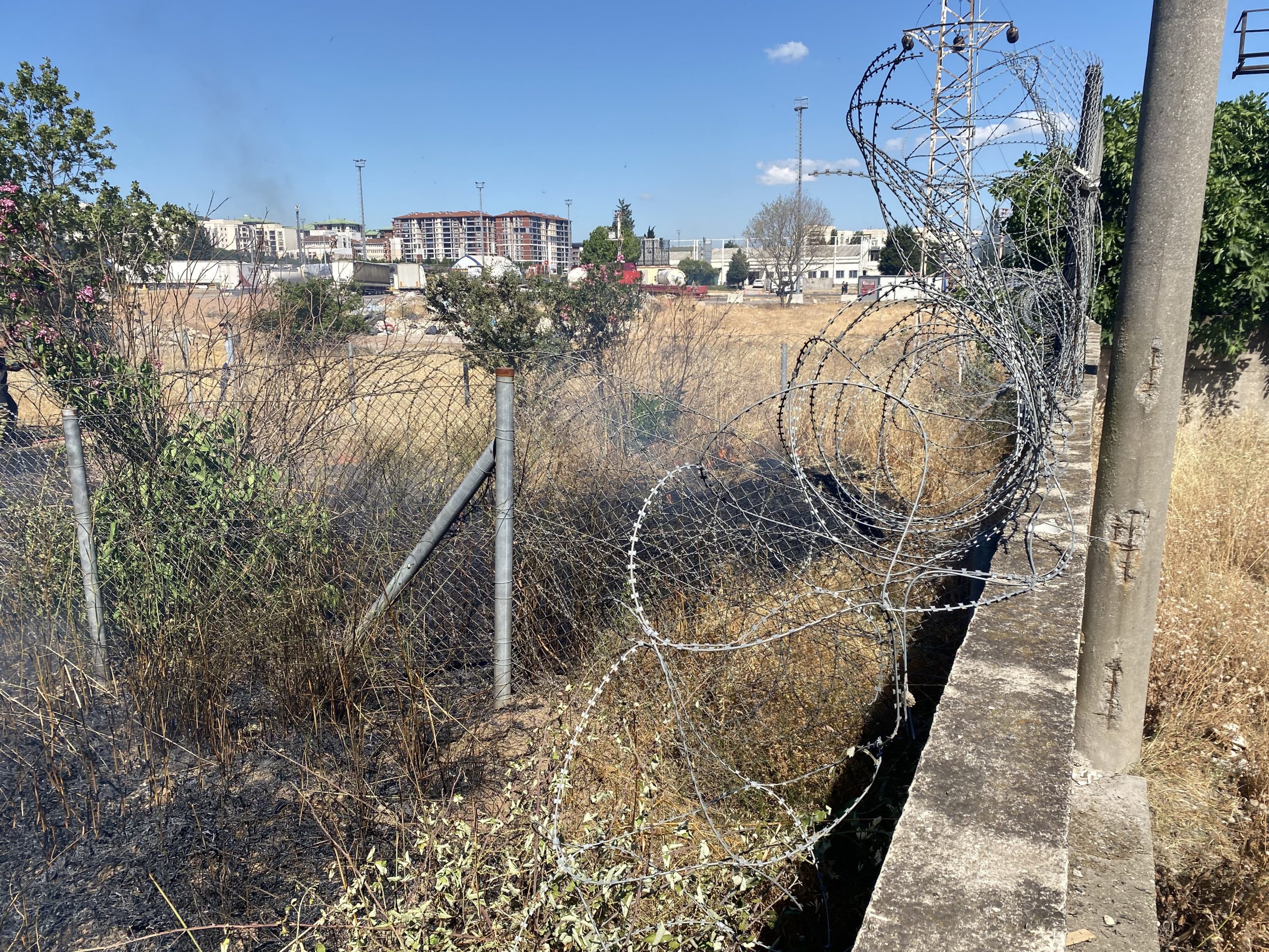 Kocaeli'de korkunç yangın: Alevler mahalleyi sardı, çok sayıda ev tahliye edildi