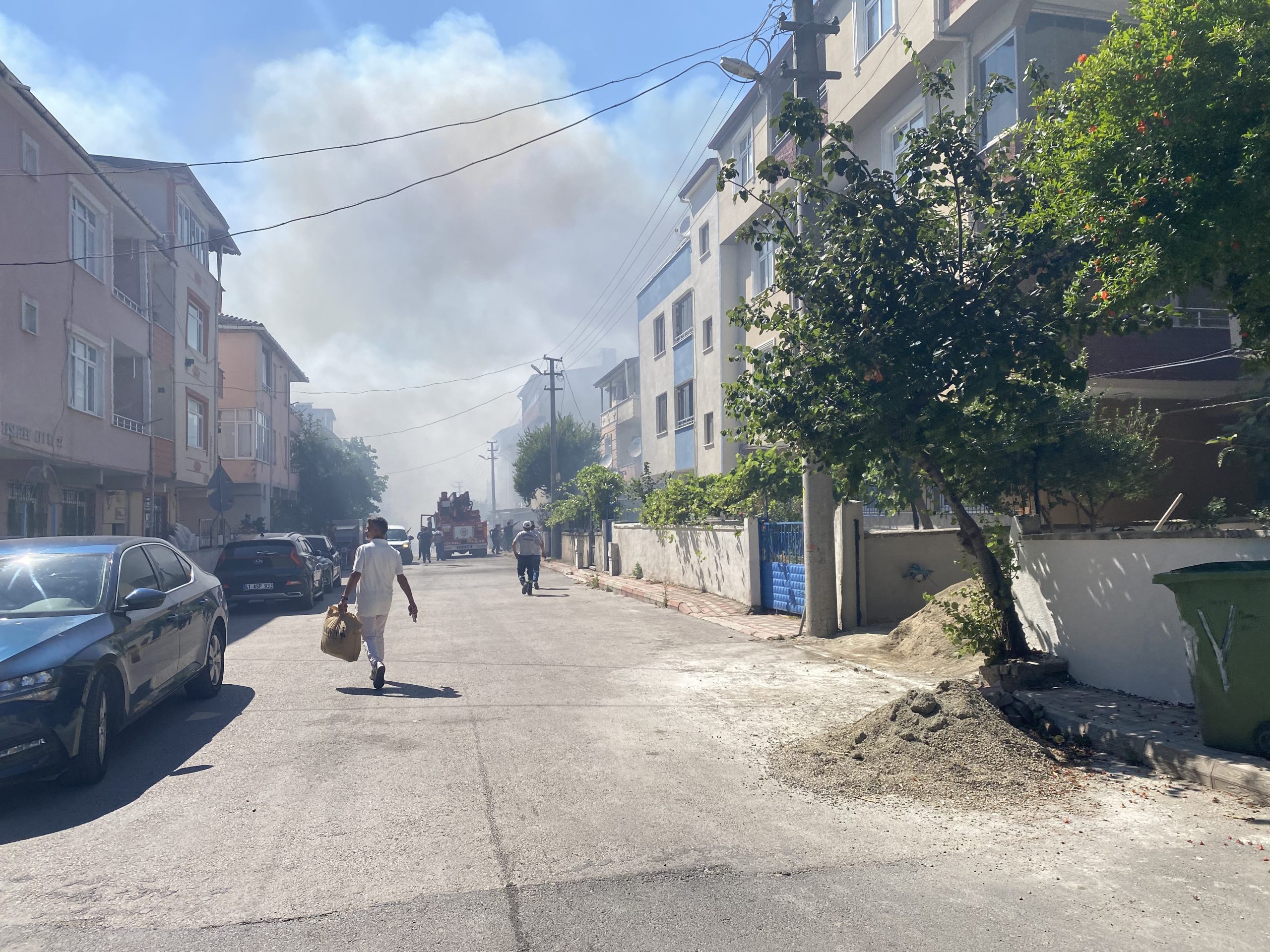 Kocaeli'de korkunç yangın: Alevler mahalleyi sardı, çok sayıda ev tahliye edildi