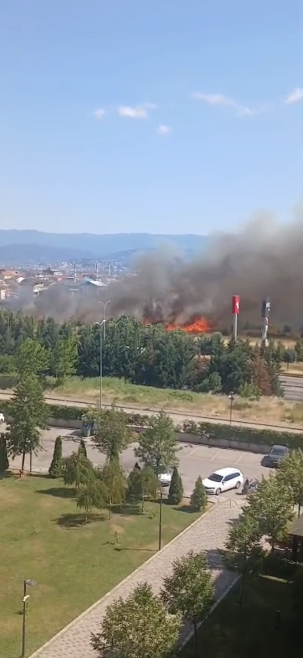 Kocaeli'de korkunç yangın: Alevler mahalleyi sardı, çok sayıda ev tahliye edildi