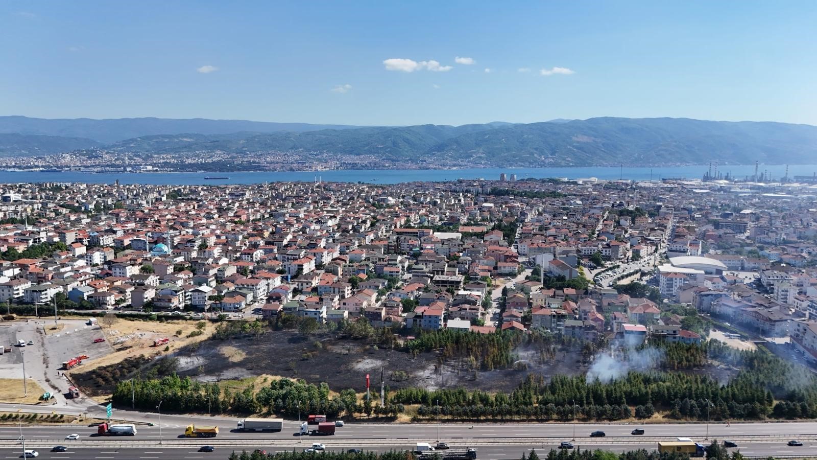 Kocaeli'de korkunç yangın: Alevler mahalleyi sardı, çok sayıda ev tahliye edildi