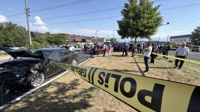Düzce-Akçakoca kara yolunda meydana gelen şiddetli çarpışmada bir otomobil paramparça