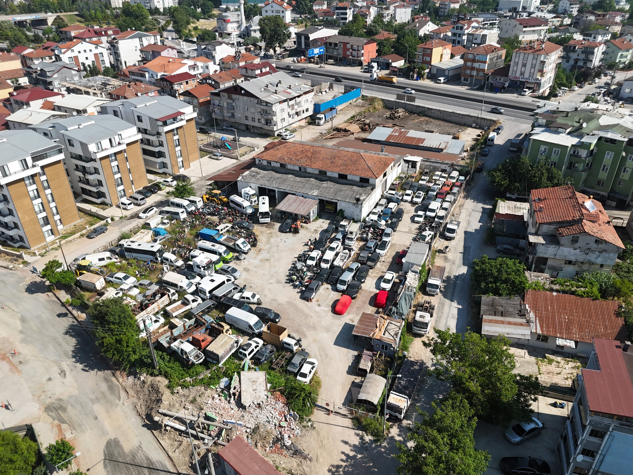 Yediemin otoparklarında araç çıkmazı: 25 yıldır bekleyen araçlar var