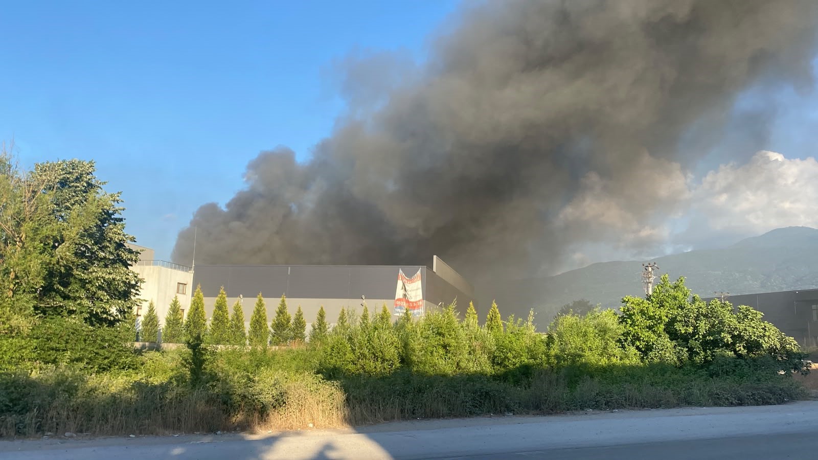 Kocaeli'de fabrika yangını: Çok sayıda ekip sevk edildi
