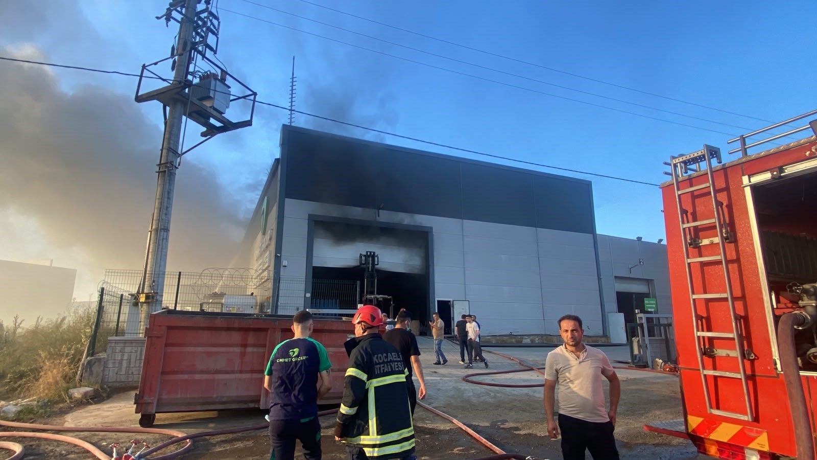 Kocaeli'de fabrika yangını: Çok sayıda ekip sevk edildi