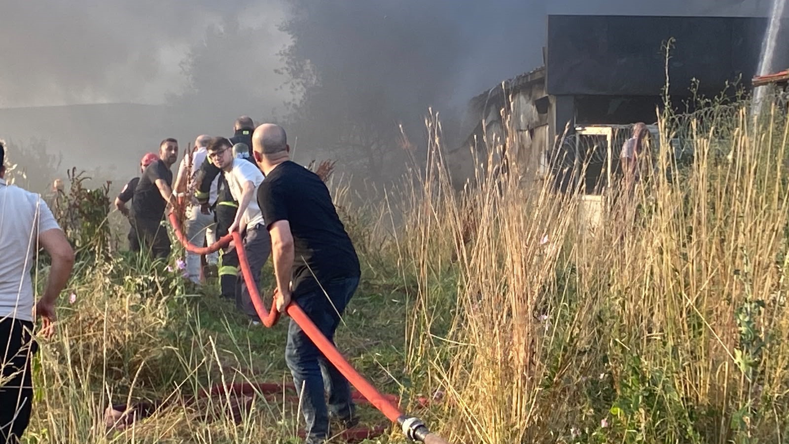 Kocaeli'de fabrika yangını: Çok sayıda ekip sevk edildi