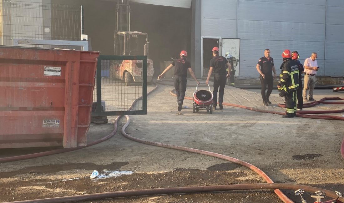 Kocaeli’de makine parçası üreten fabrikada çıkan yangın, itfaiye ekiplerinin müdahalesiyle