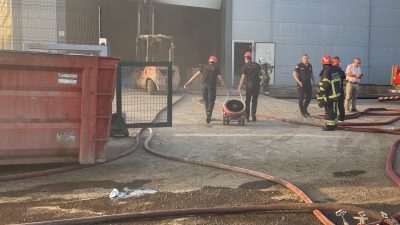 Kocaeli’de makine parçası üreten fabrikada çıkan yangın, itfaiye ekiplerinin müdahalesiyle