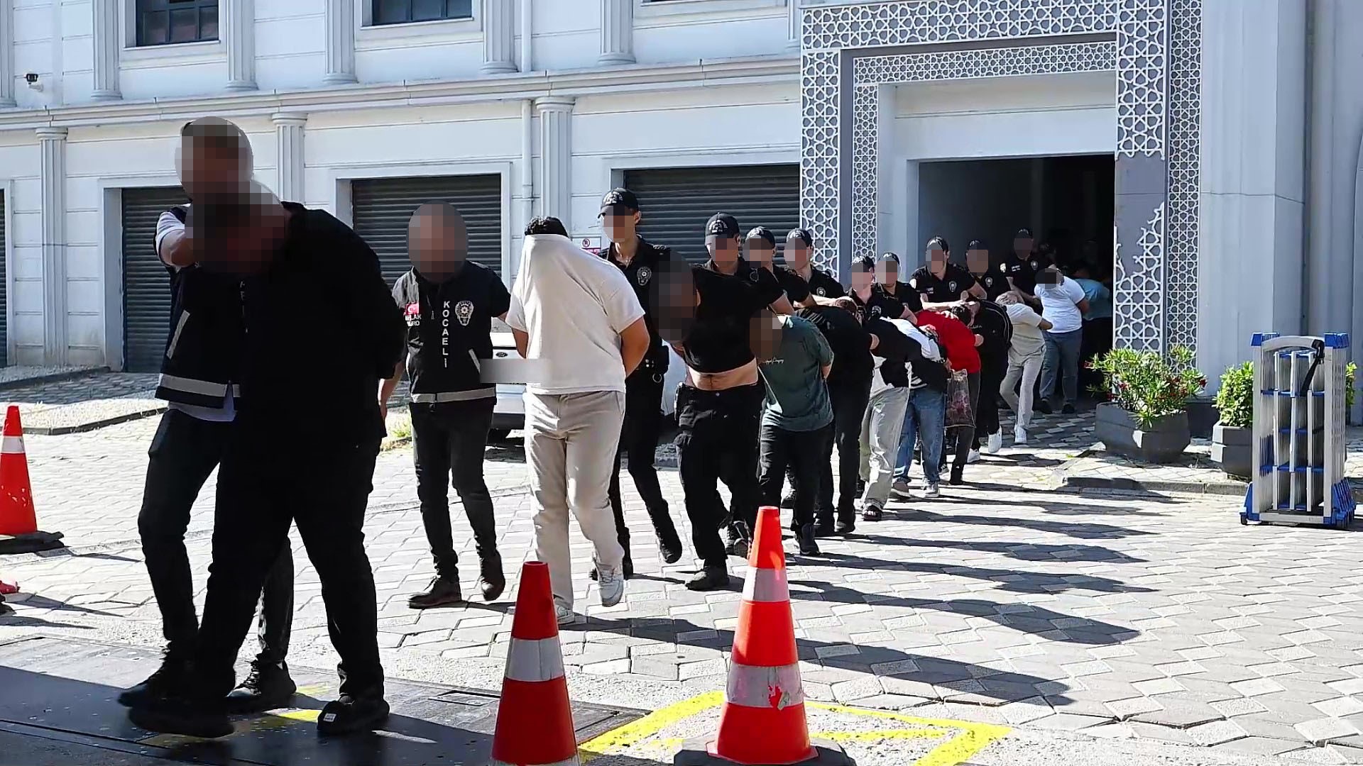 Kocaeli'de fuhuş operasyonu: 18 kadın kurtarıldı