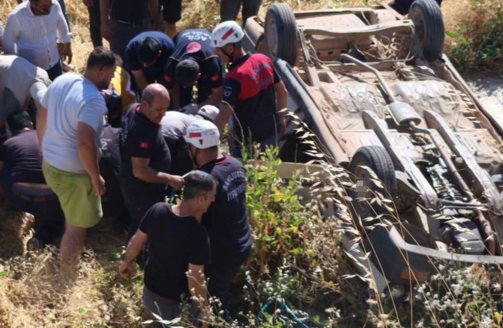 Şanlıurfa’nın Bozova ilçesinde kontrolden çıkan bir otomobilin şarampole yuvarlanması sonucu