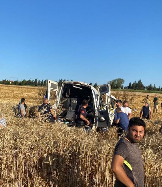 İstanbul Silivri'de kontrolden çıkan bir yolcu minibüsünün yol kenarındaki tarlaya