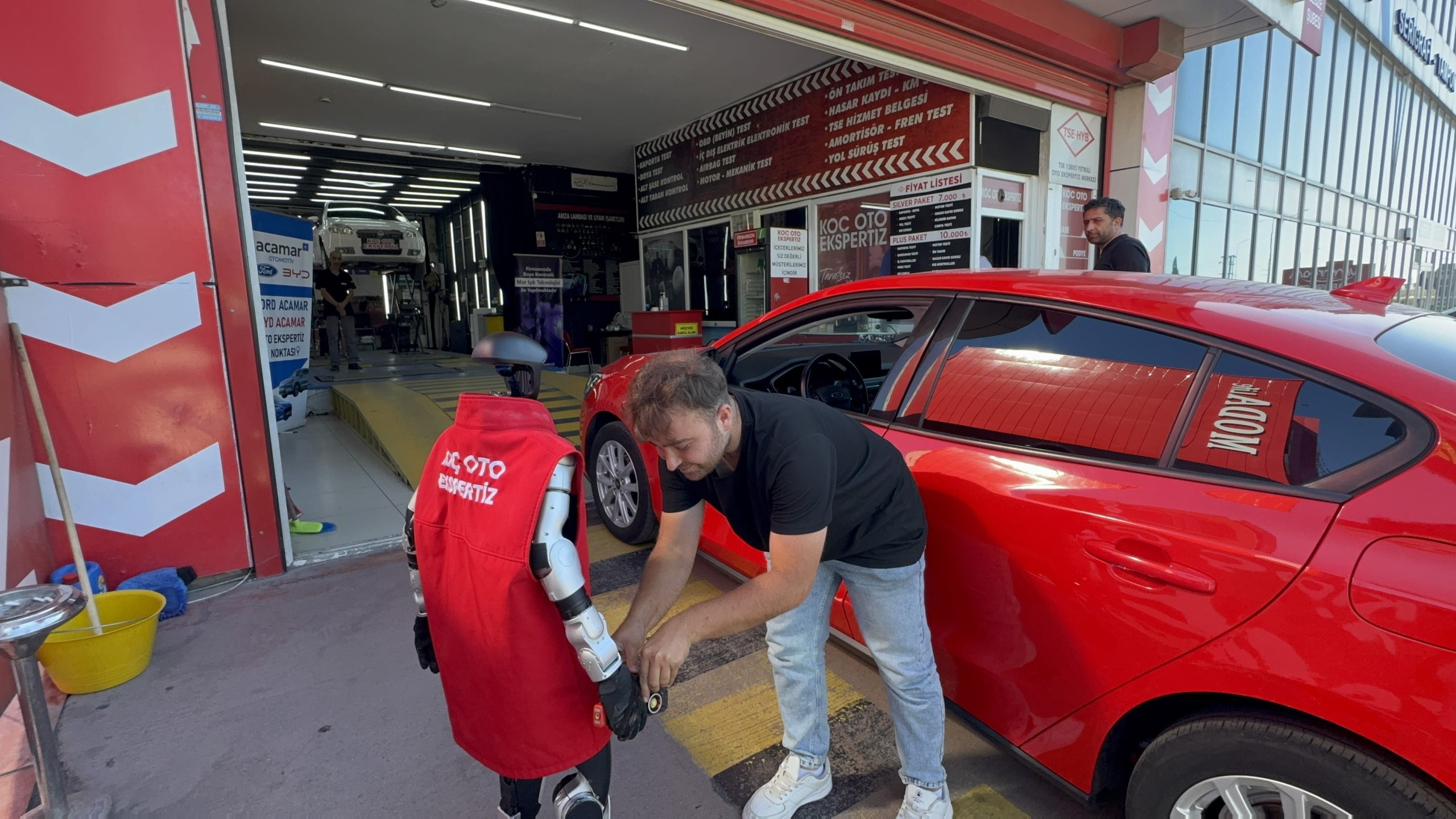 Kocaeli'de oto ekspertizde robot çırak! Ustasından zam istiyor