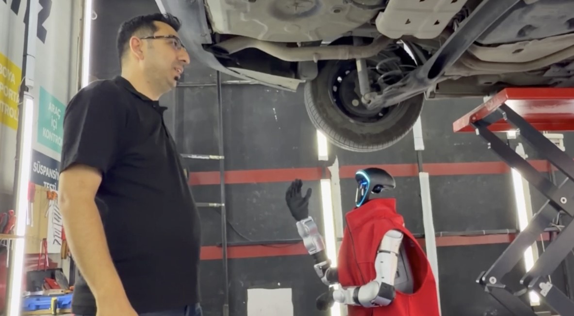 Kocaeli'de oto ekspertizde robot çırak! Ustasından zam istiyor