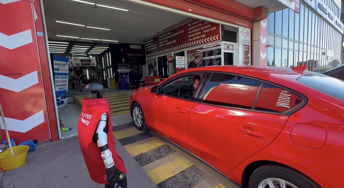 Kocaeli'de oto ekspertizde robot çırak! Ustasından zam istiyor