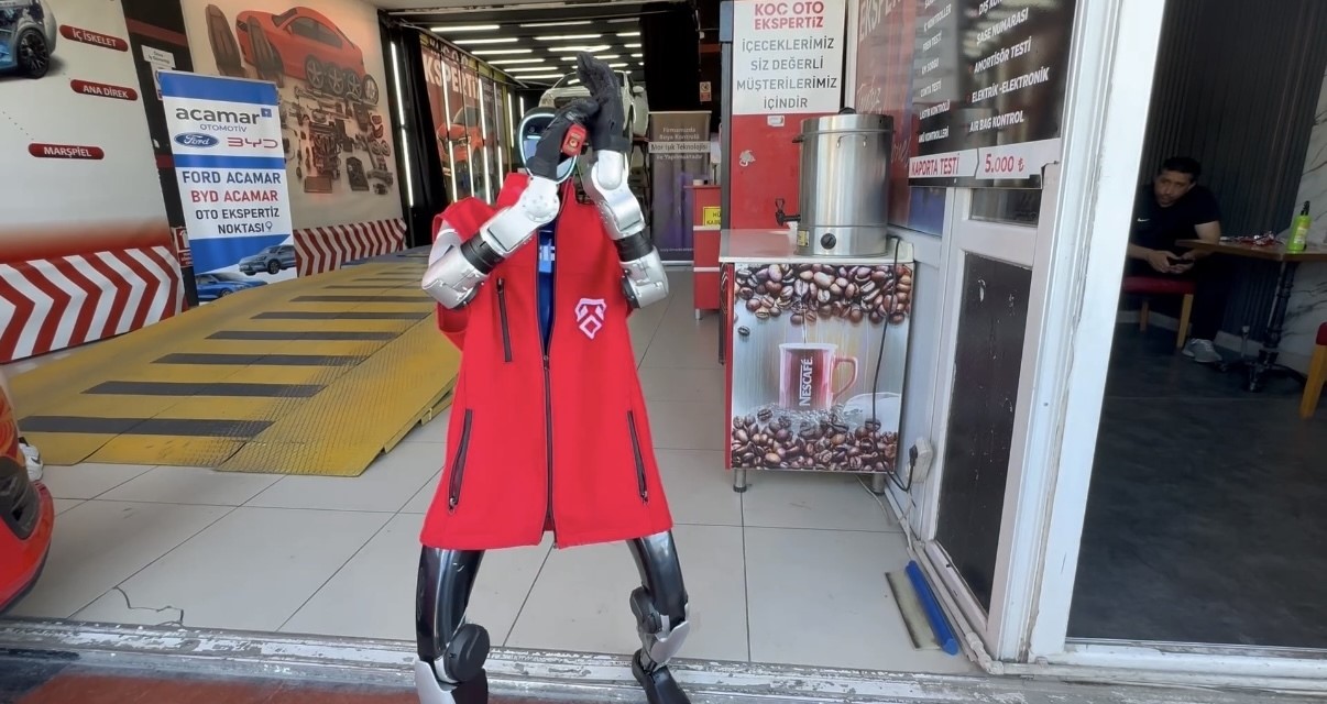 Kocaeli'de oto ekspertizde robot çırak! Ustasından zam istiyor