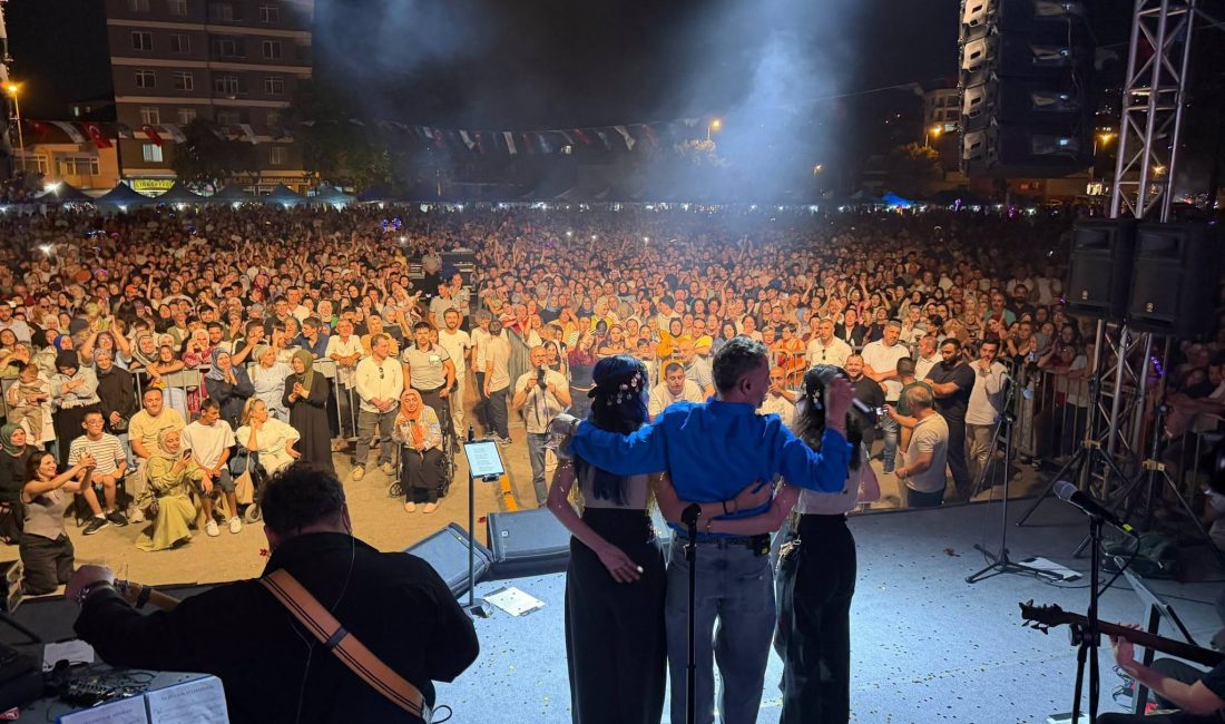 Gölcük'te düzenlenen "16. Yaza Merhaba Şenliği" kapsamında sanatçı Resul Dindar