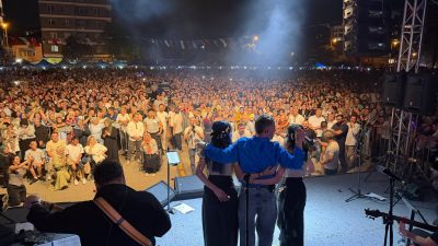 Gölcük'te düzenlenen "16. Yaza Merhaba Şenliği" kapsamında sanatçı Resul Dindar