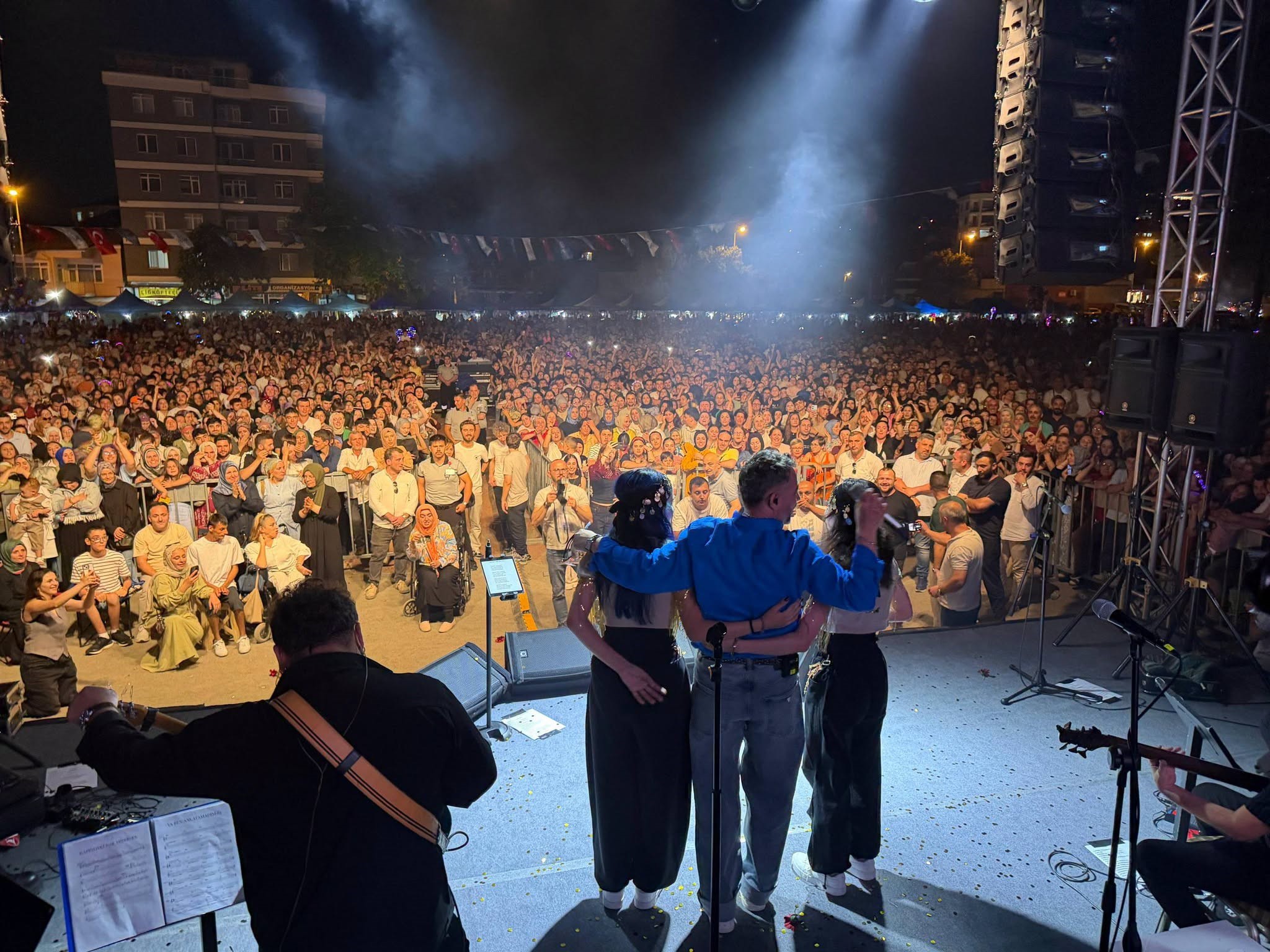 Resul Dindar hem sahneden indi hem de sürpriz düetler yaptı