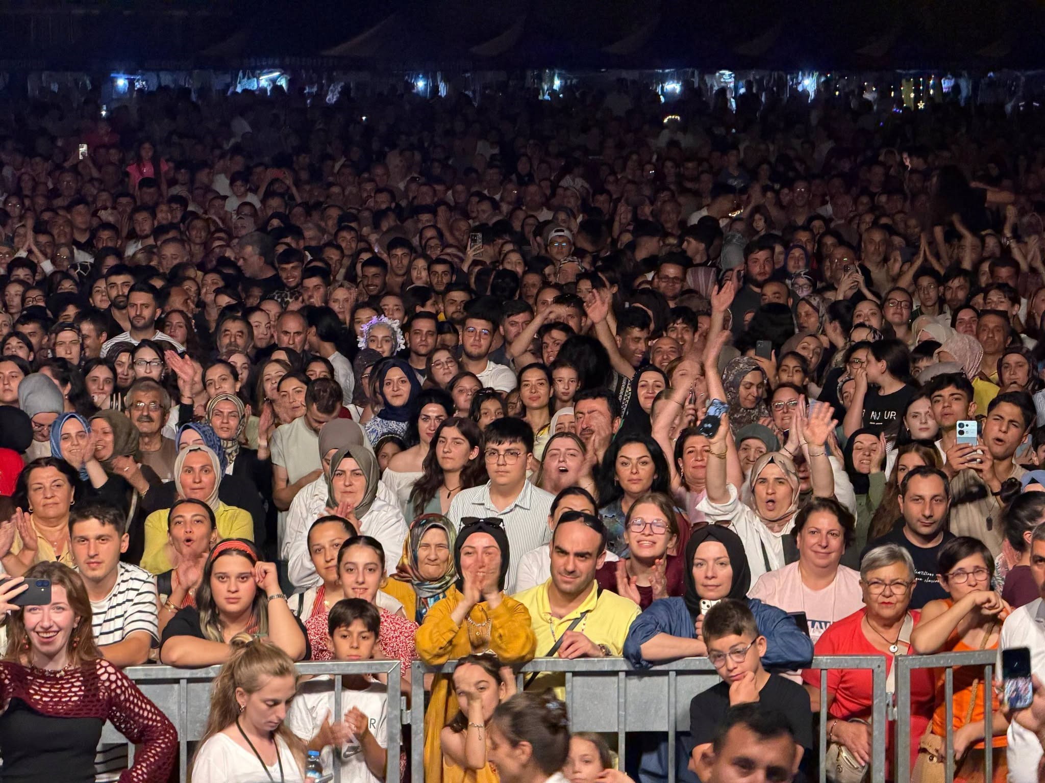 Resul Dindar hem sahneden indi hem de sürpriz düetler yaptı