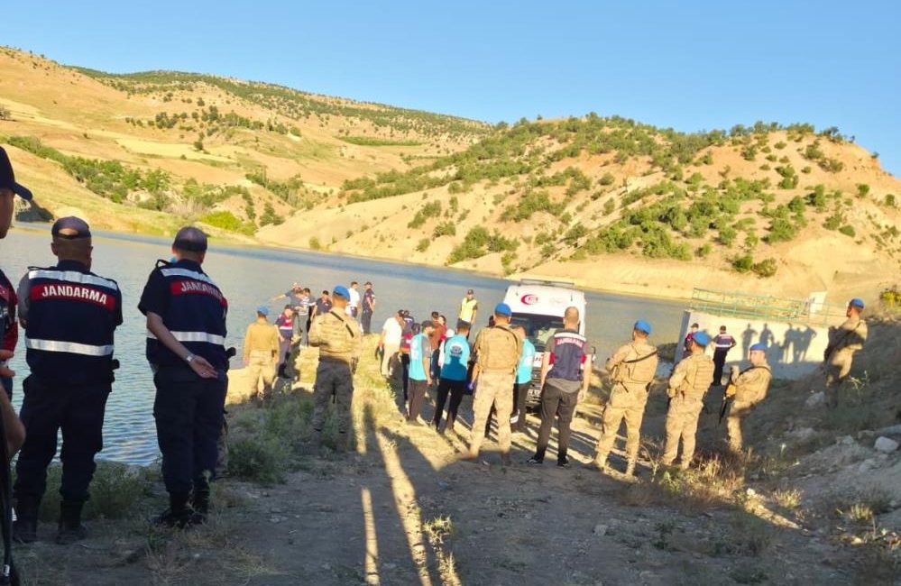 Adıyaman’ın Gölbaşı ilçesinde serinlemek amacıyla gölete giren 15 yaşındaki çocuk,
