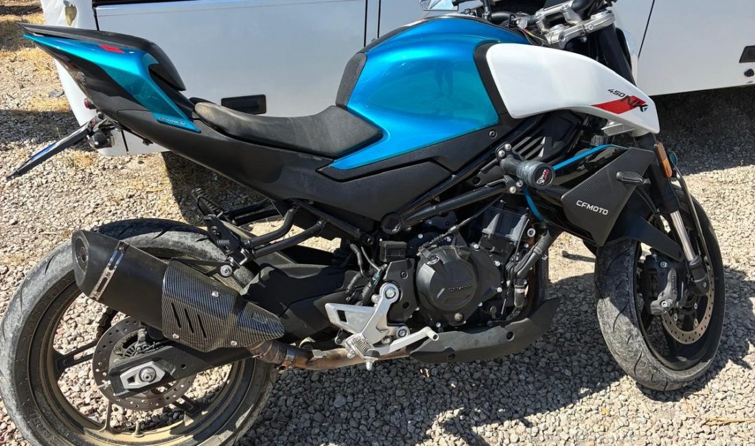 Kocaeli'nin Gölcük ilçesinde dur ihtarına uymayan motosiklet sürücüsü kaçarken bir