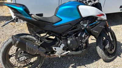 Kocaeli'nin Gölcük ilçesinde dur ihtarına uymayan motosiklet sürücüsü kaçarken bir