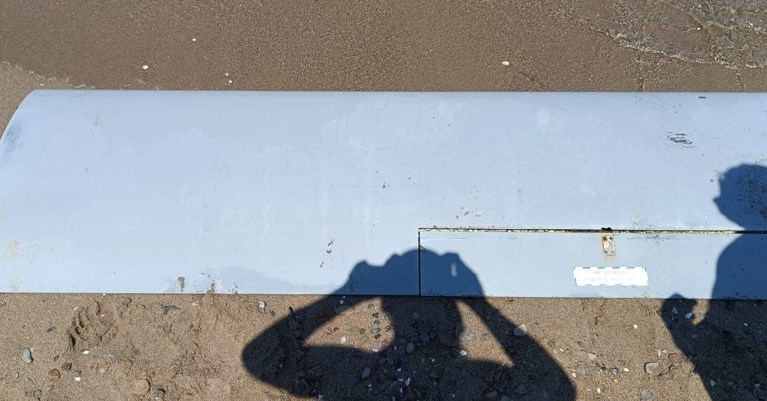 Sakarya'nın Karasu ilçesinde sahile vuran ve bir insansız hava aracına