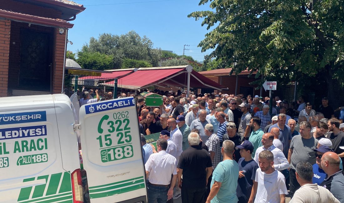 Kocaeli'den tatil için gittikleri Sakarya'da trafik kazasında hayatını kaybeden anne