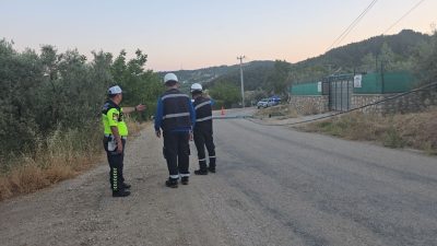 Bursa'da elektrik direğine çarpan otomobilin sürücüsü ağır yaralanırken, kazayı görüp
