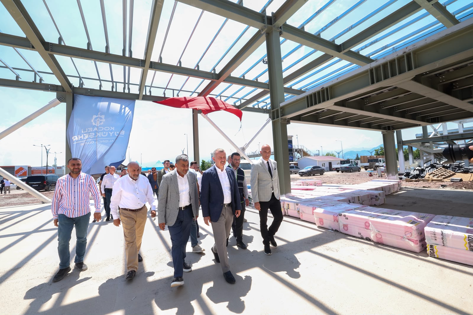 Kocaeli Büyükşehir Belediye Başkanı Tahir Büyükakın, İzmit Körfezi’nin ucunda, Ömer
