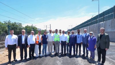 Darıca Dutluk Sokak’taki üstyapı yenileme çalışmalarını inceleyen Kocaeli Büyükşehir Belediye
