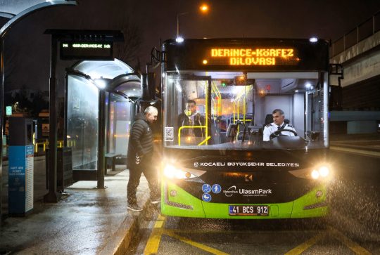 Kocaeli Büyükşehir Belediyesi, ulaşım alanında hayata geçirdiği büyük ölçekli projelerin