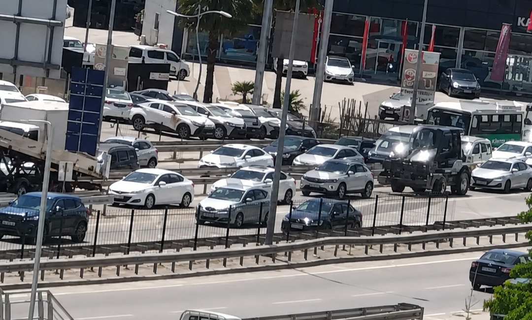 D-100 Karayolu'nun İzmit geçişinde meydana gelen zincirleme trafik kazası ulaşımı