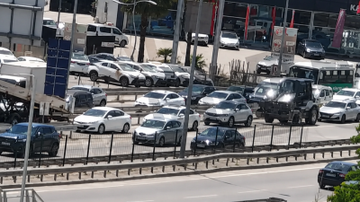 D-100 Karayolu'nun İzmit geçişinde meydana gelen zincirleme trafik kazası ulaşımı