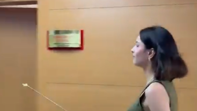 Gebze Adliyesi’nde görevli bir personelin, adliye binasına gelen vatandaşları tiye