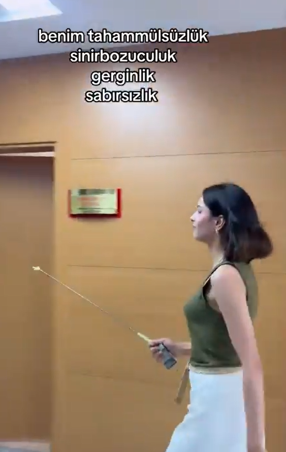 Gebze Adliyesi’nde görevli bir personelin, adliye binasına gelen vatandaşları tiye