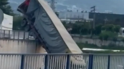 Kocaeli'nin Gölcük ilçesinde seyir halindeyken sürücüsünün kontrolünden çıkan bir TIR,