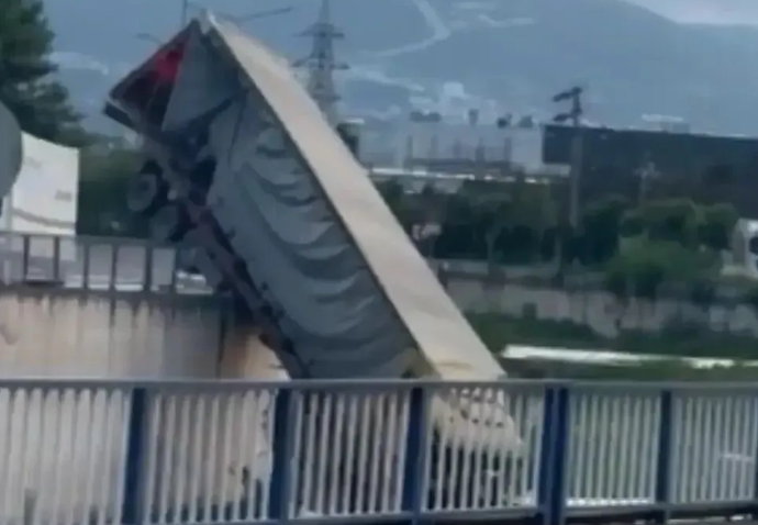 Kocaeli'nin Gölcük ilçesinde seyir halindeyken sürücüsünün kontrolünden çıkan bir TIR,