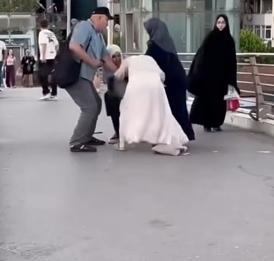 Kocaeli'nin İzmit ilçesinde, kentin en işlek noktalarından biri olan Halkevi