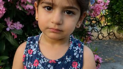 Kocaeli’de evlerinin balkonundaki koltuğa çıkan 3 yaşındaki Evin Özpolat, dengesini