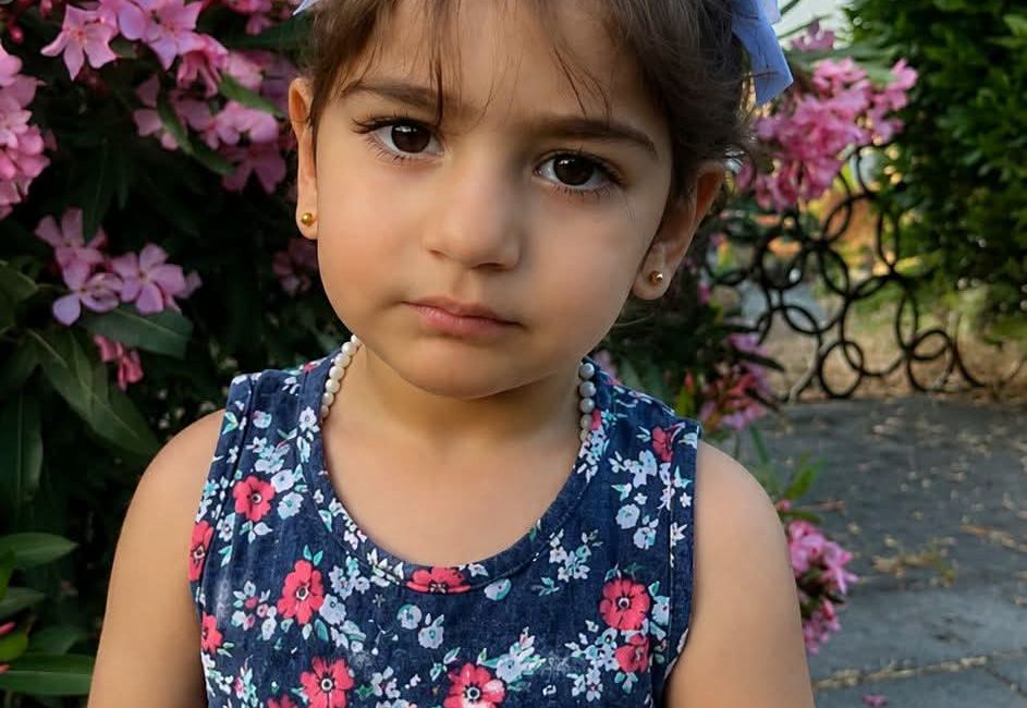 Kocaeli’de evlerinin balkonundaki koltuğa çıkan 3 yaşındaki Evin Özpolat, dengesini