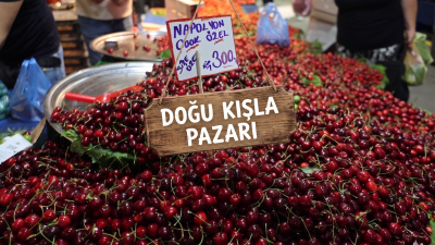 Kocaeli’nin İzmit ilçesinde yer alan Doğu Kışla pazarında, yaz sezonunun