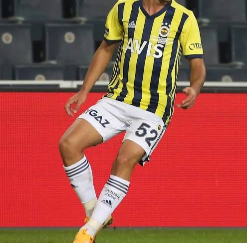 Süper Lig temsilcimiz Kocaelispor'da yeni sezon kadro planlaması hız kazandı.