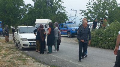 Zonguldak'ın Alaplı ilçesinde, evlerinin bahçesindeki ağaca kendisini sulama hortumla asan