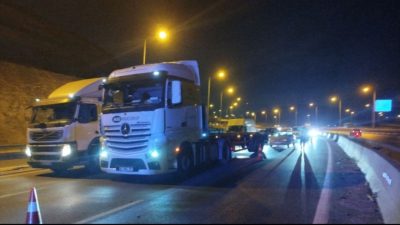 Kocaeli’nin Dilovası ilçesinde D-100 kara yoluna sızan sıvı kimyasal atık,