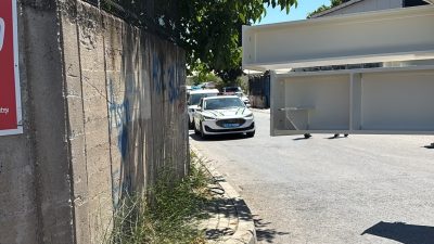 Kocaeli'nin Gebze ilçesinde tırın dorsesi ile bahçe duvarı arasında kalan