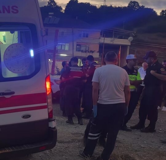 Kocaeli’nin Kandıra ilçesinde kontrolden çıkan bir traktörün gölete devrilmesi sonucu