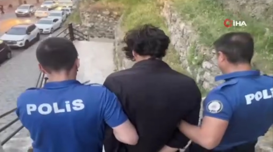 Tarihi surlarda intihar: 18 yaşındaki genç...