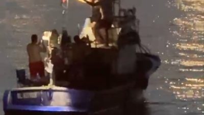 Kocaeli’nin Kandıra ilçesinde, kapasitesinin çok üzerinde yolcu taşıyan ve içinde