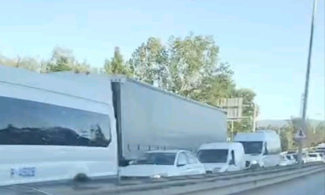Kocaeli'nin İzmit ilçesinde akşam saatlerinde meydana gelen zincirleme trafik kazası