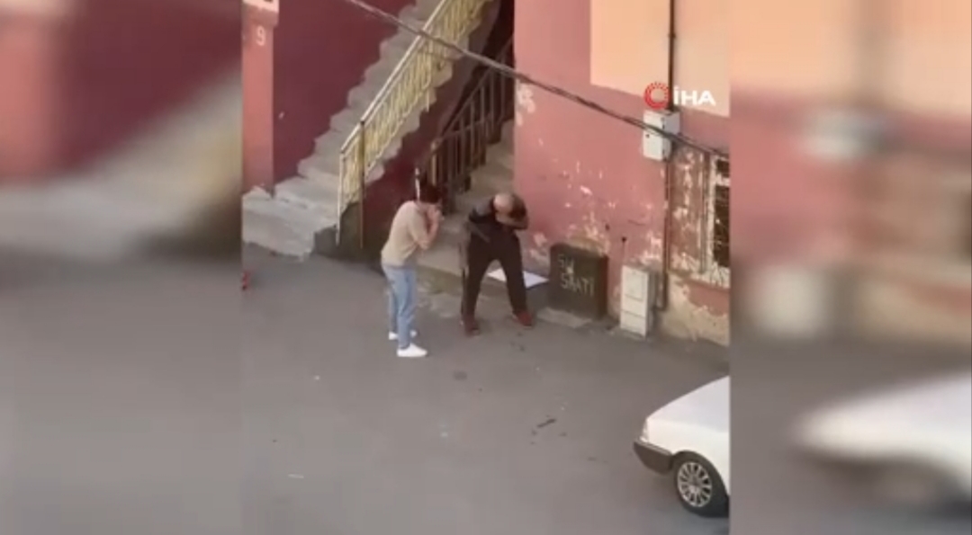 Komşuda kiracı dehşeti: Can verdiği anlar anbean kamerada